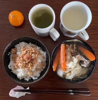ご飯にさばフレークとかつお梅などの朝食 ご飯にさばフレークとかつお梅などの朝食 朝食,ご飯,七分突きの写真素材