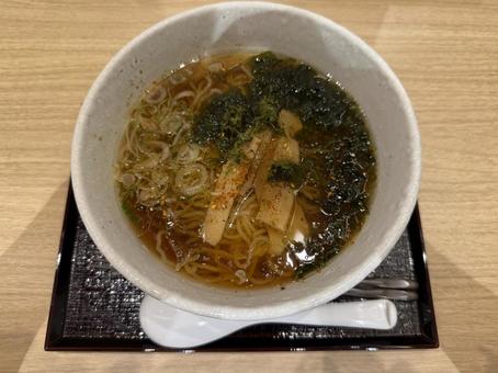 夜鳴きそば 醤油スープ 夜鳴きそば 醤油スープの写真