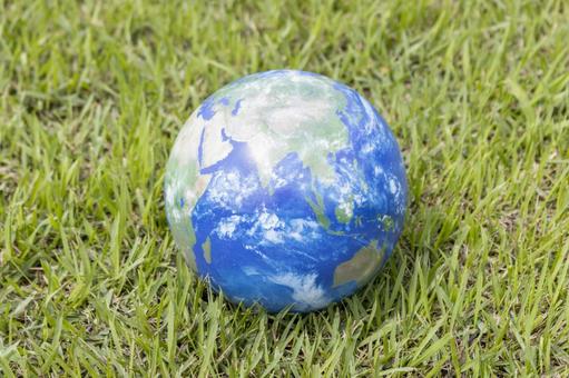 芝生の上の置いた地球儀（無人） 地球,地球儀,無人の写真素材