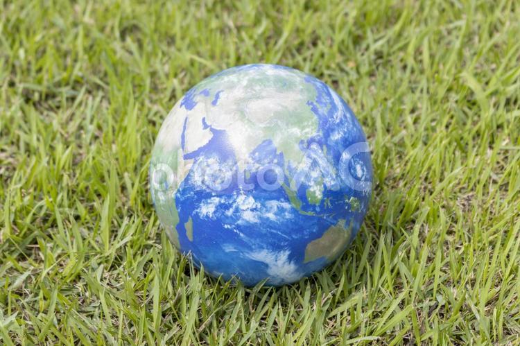 芝生の上の置いた地球儀（無人） 地球,地球儀,無人の写真素材