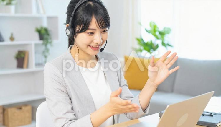 笑顔でリモートワークをするビジネス女性 女性,オンライン,ミーティングの写真素材