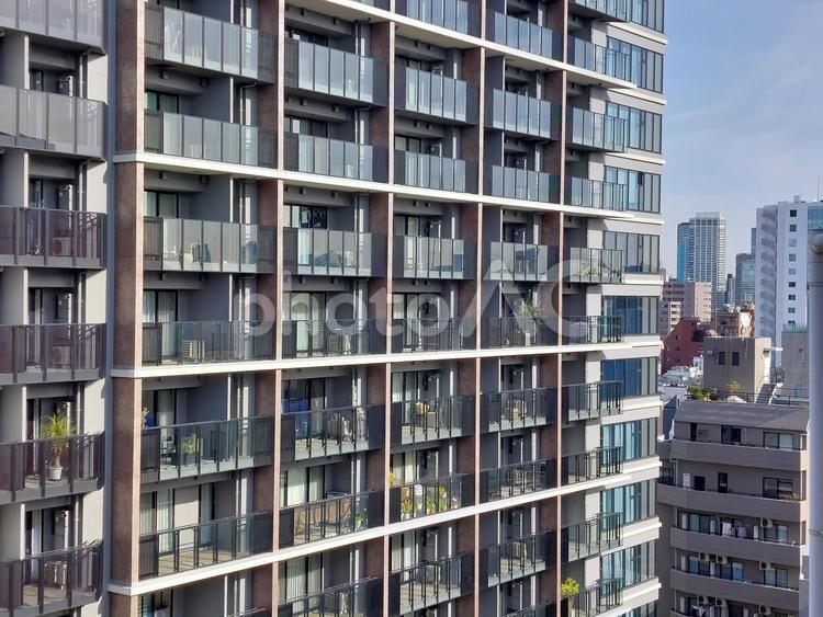 都会の風景　ビルの窓 ビル,窓,理路整然の写真素材