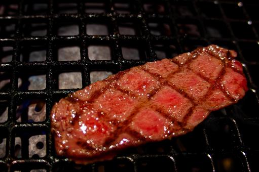 焼いている赤身 焼いている赤身の写真