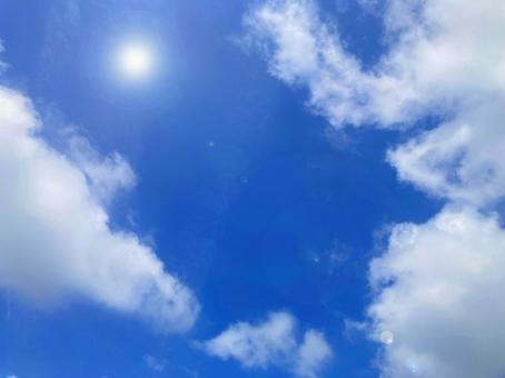 日差しがまぶしい青空8 日差しがまぶしい青空8 夏,日差し,空の写真素材