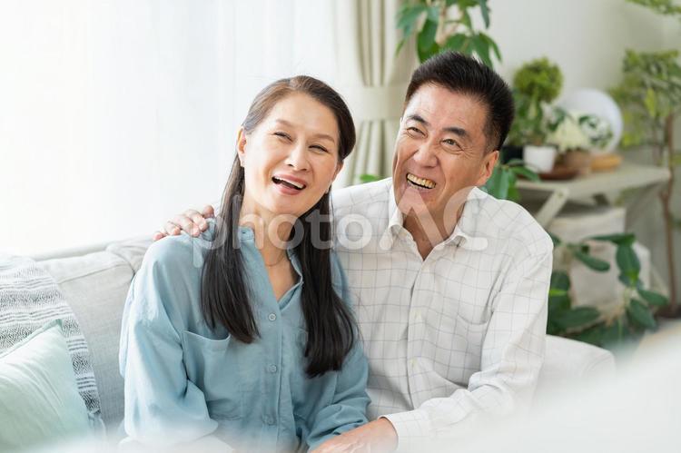 ソファでくつろぐ女性 中高年,シニア,リビングの写真素材