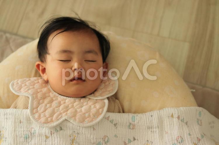 室内で昼寝をする幼児 赤ちゃん,ベビー,寝るの写真素材