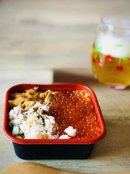 美味カニとウニといくら丼弁当 美味カニとウニといくら丼弁当 カニ,ウニ,いくらの写真素材