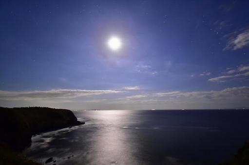 城ヶ島の海を照らす満月のムーンロード 城ヶ島の海を照らす満月のムーンロード 城ヶ島,三浦半島,三浦海岸の写真素材
