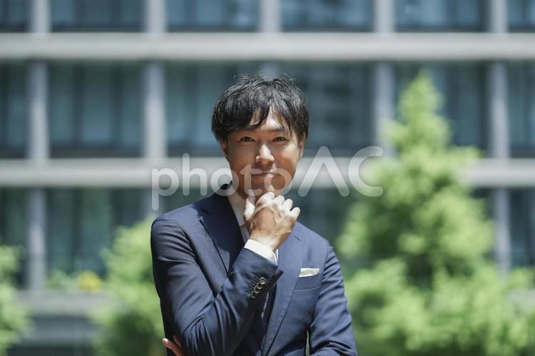 緑とビルとビジネスマン スーツ,就職,仕事の写真素材