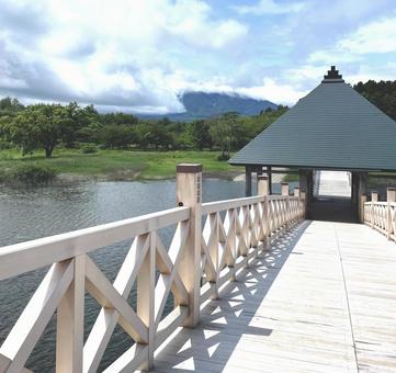 鶴の舞橋から雲に覆われた岩木山を臨む 鶴の舞橋から雲に覆われた岩木山を臨むの写真