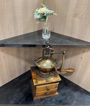 コップの花とコーヒーミル コーヒーミル,コーヒー,珈琲の写真素材