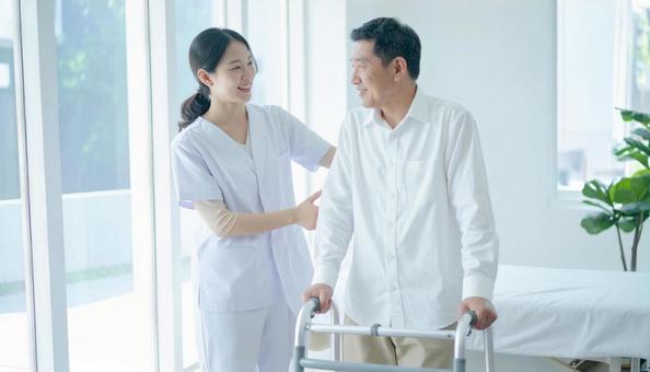 リハビリする患者と理学療法士の写真