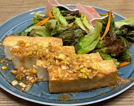 厚揚げの香味ソースがけ 厚揚げ,油揚げ,豆腐の写真素材