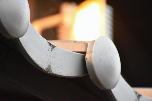 瓦と照明 瓦,屋根瓦,照明の写真素材