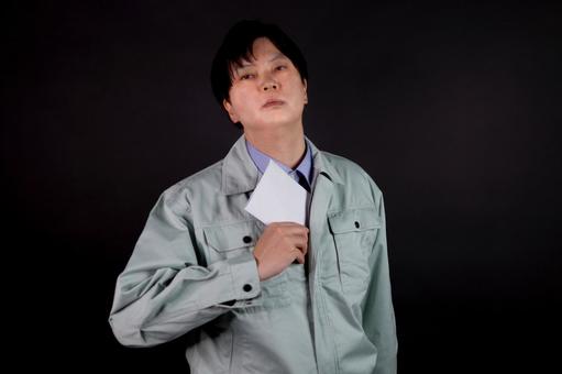 つり銭を隠す男性 つり銭を隠す男性の写真