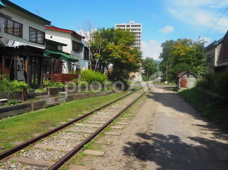 まっすぐ続く線路 線路,まっすぐ,緑の写真素材