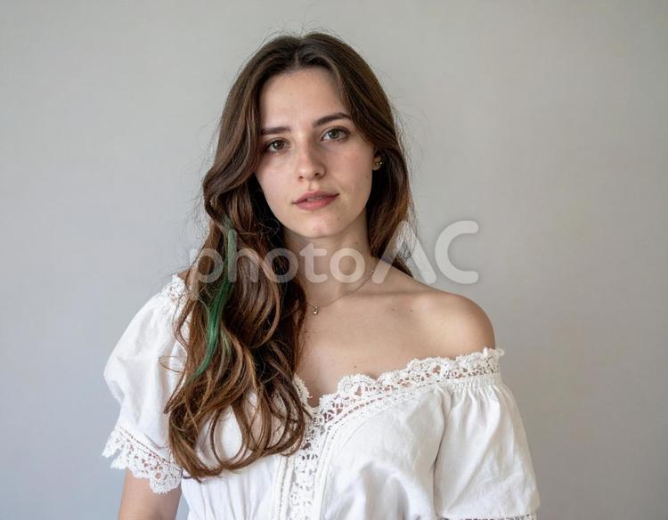 肩を出した女性のクローズアップ 女性,20代,カーリーヘアの写真素材