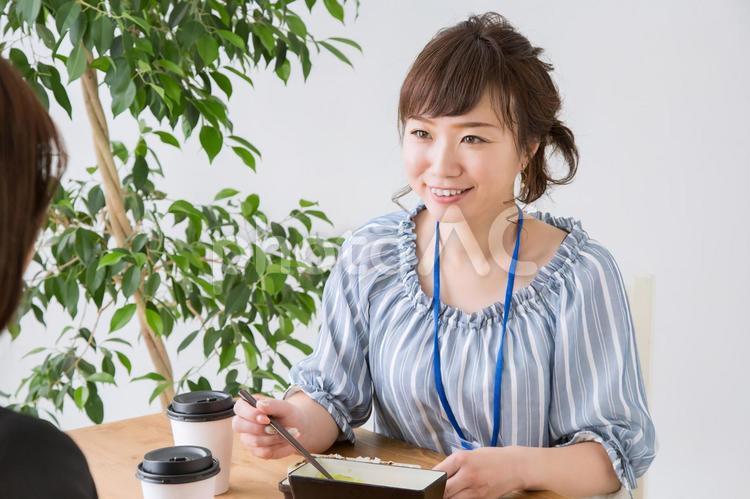 同僚とお弁当を食べるOL（笑顔） 女性,同僚,ランチの写真素材