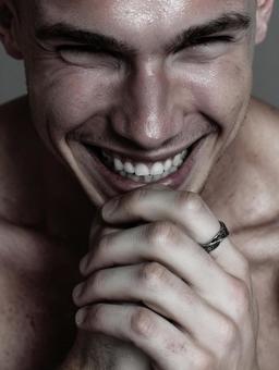 筋肉質な男性とリング 筋肉質な男性とリングの写真