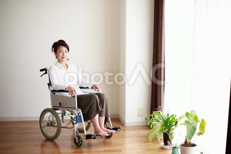 車椅子生活と女性 女性,人物,車椅子の写真素材
