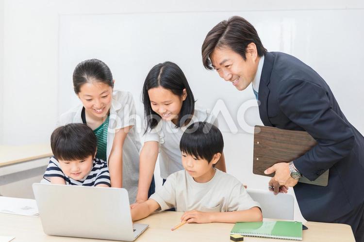 パソコンゲームで遊ぶ小学生の子供達と先生 子供,ゲーム,プログラミングの写真素材