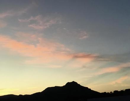 山と夕暮れ 山と夕暮れの写真