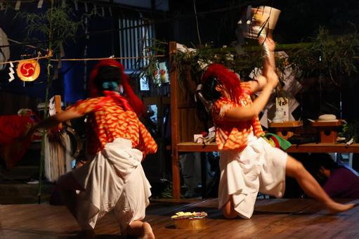 １０月中旬の香東神社の秋祭りの舞の奉納の写真