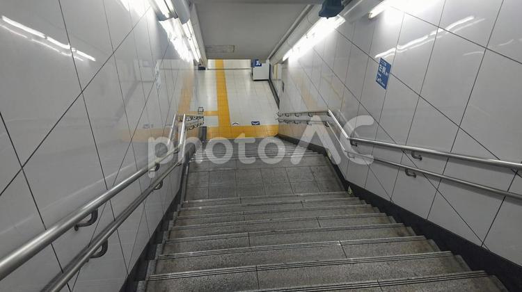 階段　地下へ下りる階段　地下街　地下鉄 地下鉄,地下街,駅の写真素材
