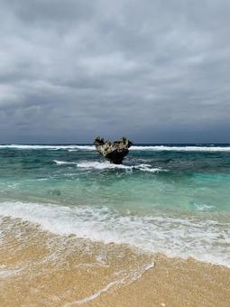ハート型に重なった岩 海,空,海と空の写真素材