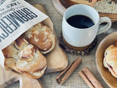 パンに囲まれたコーヒー パン,コーヒー,たくさんの写真素材