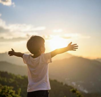 子ども 手のひらを太陽にすかしてみる 子ども 手のひらを太陽にすかしてみるの写真