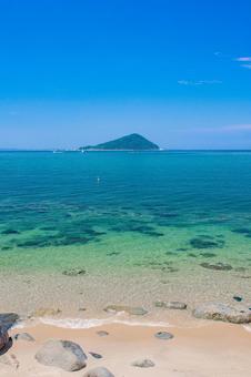 夏の海岸から眺める青い空 夏の海岸から眺める青い空の写真