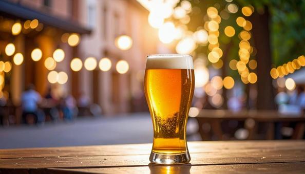 テーブルに置かれた生ビール テーブルに置かれた生ビールの写真