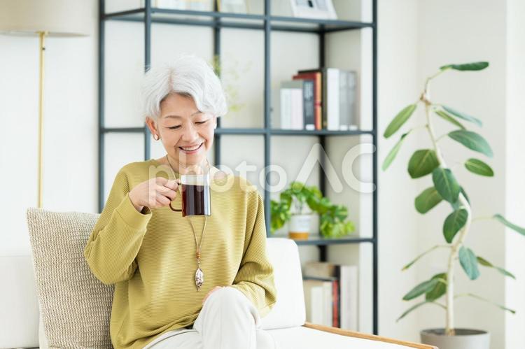 コーヒーを飲むシニアの女性 コーヒー,飲む,シニアの写真素材