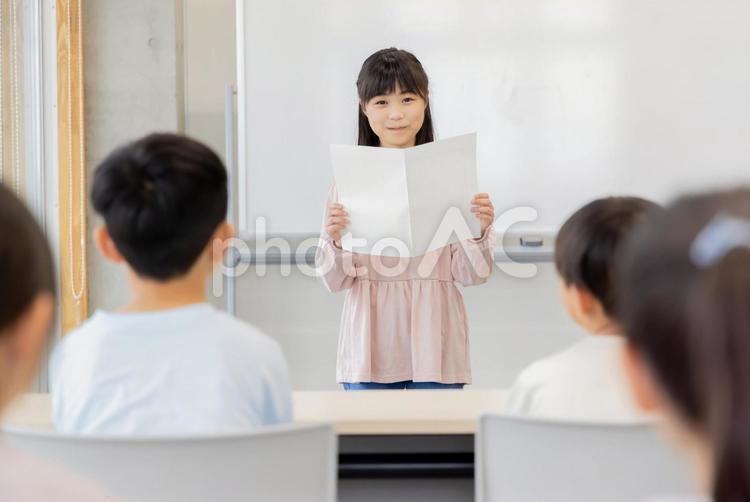発表をする小学生 小学生,女性,男性の写真素材