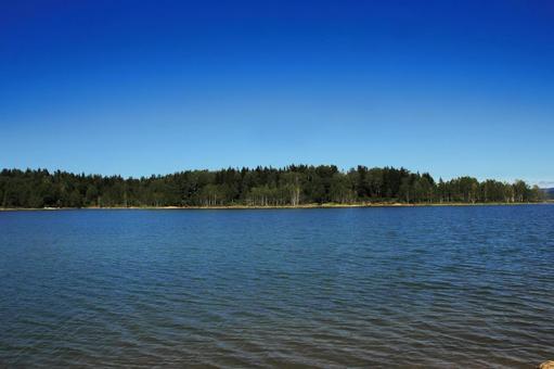 朱鞠内湖 初夏 キャンプ場側からの風景 朱鞠内湖 初夏 キャンプ場側からの風景の写真