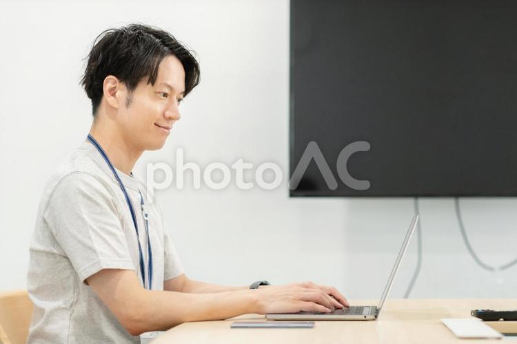 会議室で仕事する若い男性エンジニア ビジネス,ビジネスマン,若いの写真素材