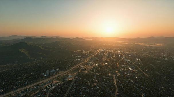 夕日に染まる街:息をのむようなパノラマ 夕日に染まる街:息をのむようなパノラマの写真