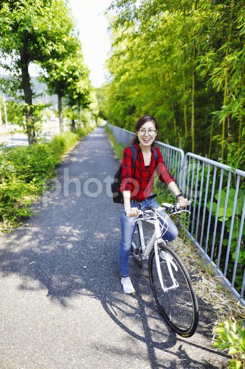 サイクリングを楽しむ女性 さわやか,新緑,サイクリングの写真素材