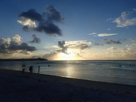 グアムの夕暮れ グアム,ビーチ,夕暮れの写真素材