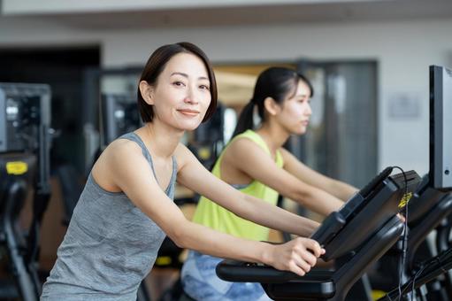 ジムでトレーニングするミドルの女性 ジム,フィットネス,トレーニングの写真素材