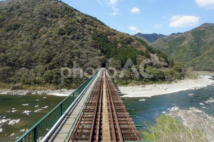 予土線の鉄橋と四万十川 予土線,ローカル線,線路の写真素材