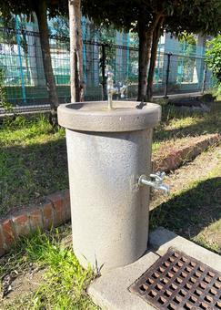 ある公園の立形水飲水栓_横_711L 水道,水飲み場,立形水飲水栓の写真素材
