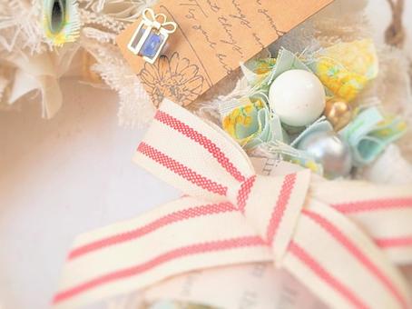 小さいギフトのチャームとリボンクリスマス 小さいギフトのチャームとリボンクリスマス リボン,クリスマス,プレゼントの写真素材