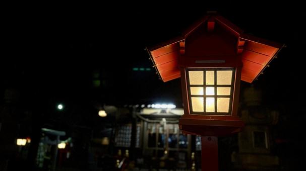 神社の灯篭 灯篭,明かり,赤の写真素材