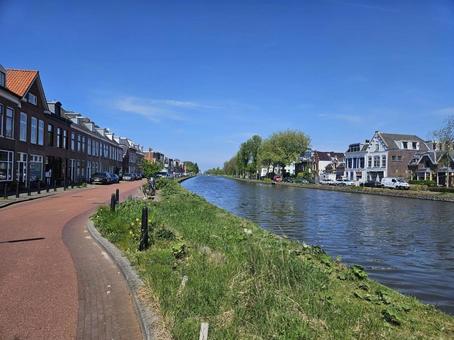 ヨーロッパの田舎町　住宅地を流れる川の写真