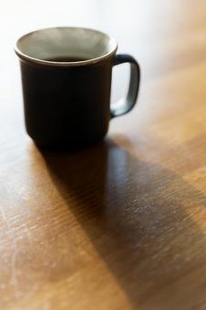 木漏れ日のような光のホットコーヒー_縦 コーヒー,ホットコーヒー,マグカップの写真素材