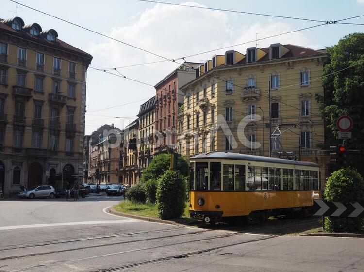 イタリアの街並みとトラム（路面電車） トラム,路面電車,海外の乗り物の写真素材