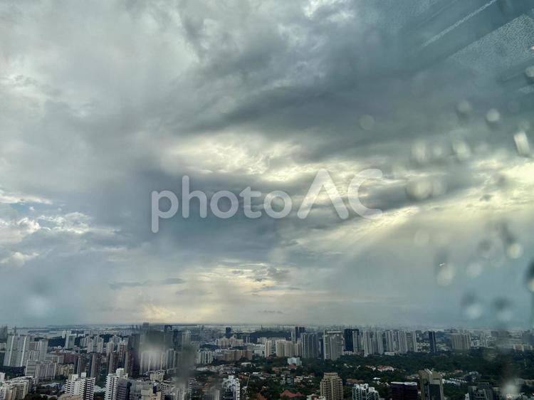 雨上がりの都会の夕方、ガラス越し 雨上がり,都会,都市の写真素材