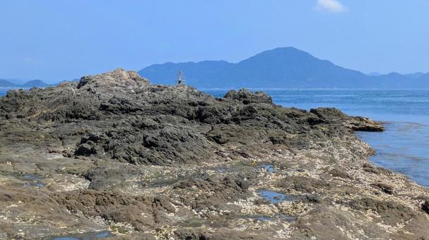岩と砂浜が織りなす海岸線-08 大角海浜公園,今治市,瀬戸内海の写真素材